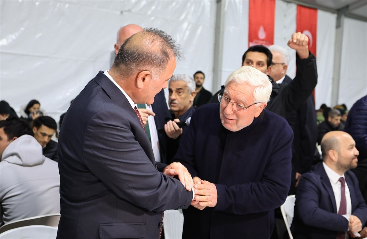 İBB Başkan Vekili Aslan Eminönü'nde vatandaşlarla beraber iftar yaptı
