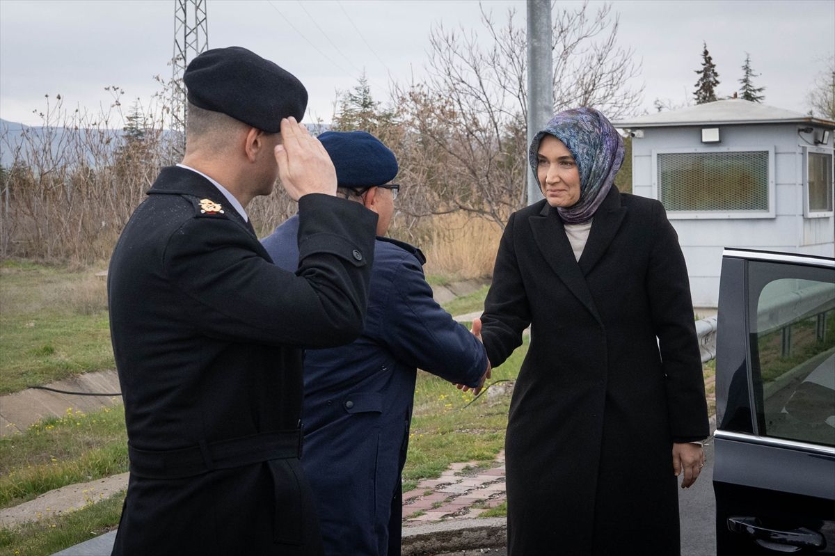 İçişleri Bakan Yardımcısı Yiğitbaşı ve Jandarma Genel Komutanı Orgeneral Çardakcı sürücülerle bayramlaştı