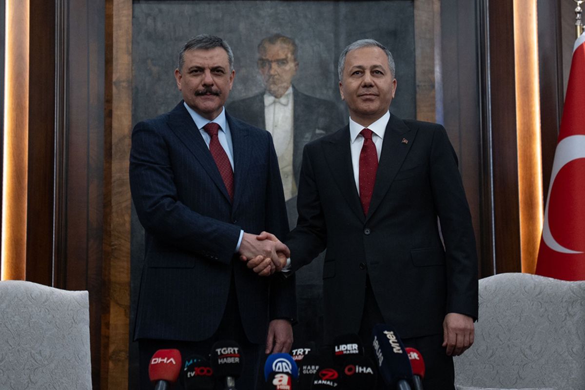 İçişleri Bakanlığı'nda devir teslim! Yerlikaya duygusal sözlerle görevi Mustafa Çiftçi'ye bıraktı