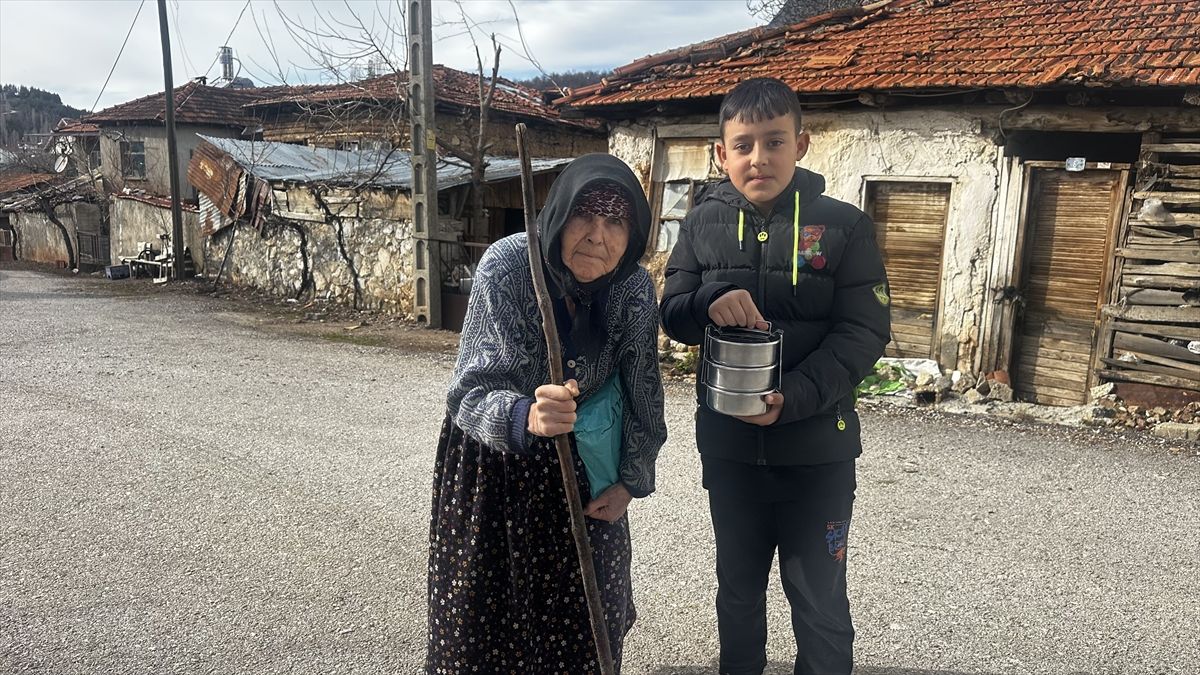 İftar sofralarına sefer taslarıyla sıcak yemek ulaştırıyorlar