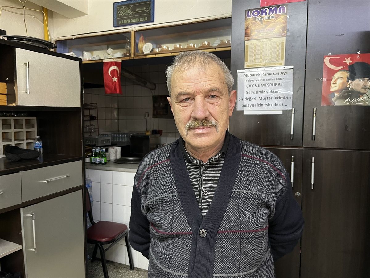 İftara kadar servis yapılmayan kıraathane mahalle sakinlerinin buluşma noktası oluyor
