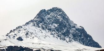 Iğdır'daki Tekelti Dağı beyaz örtüyle kaplandı