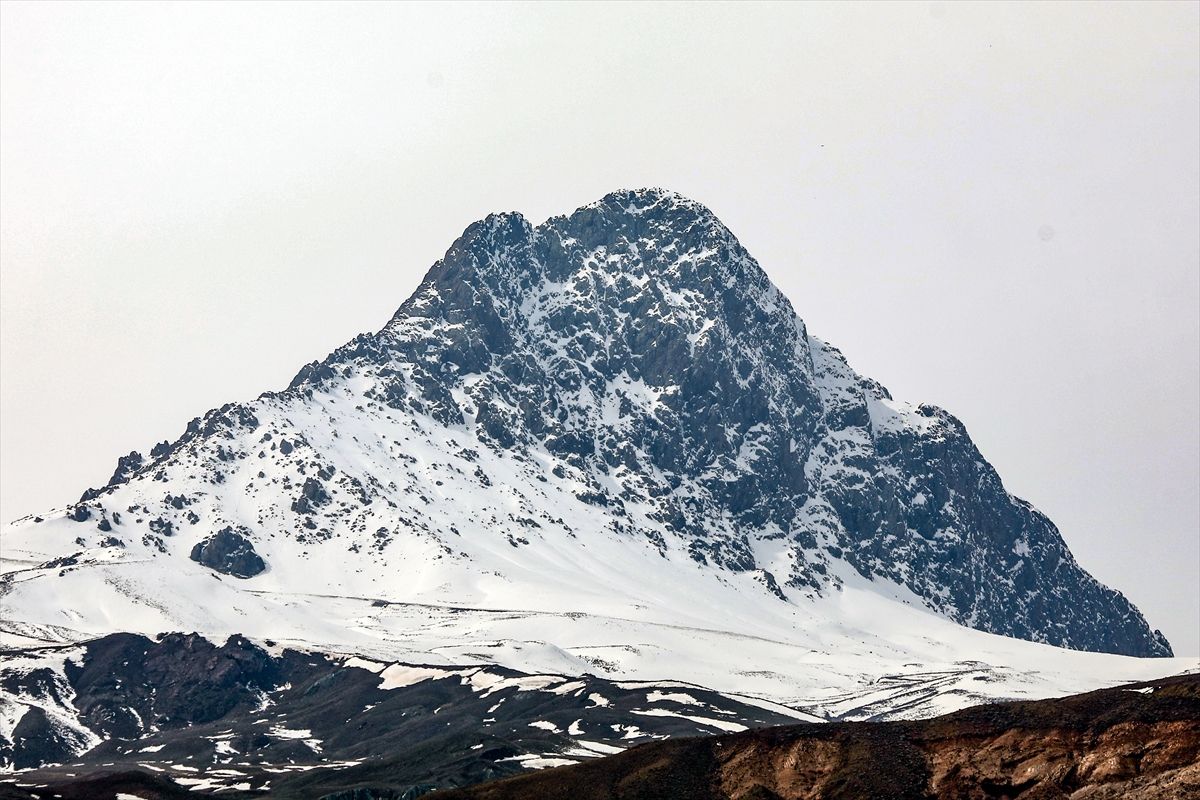 Iğdır'daki Tekelti Dağı beyaz örtüyle kaplandı