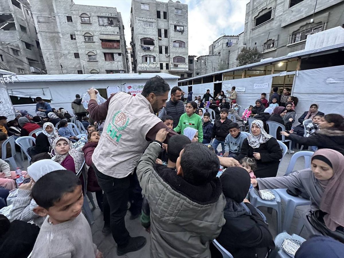 İHH Gazze'de her gün 165 bin kişiye iftar veriyor
