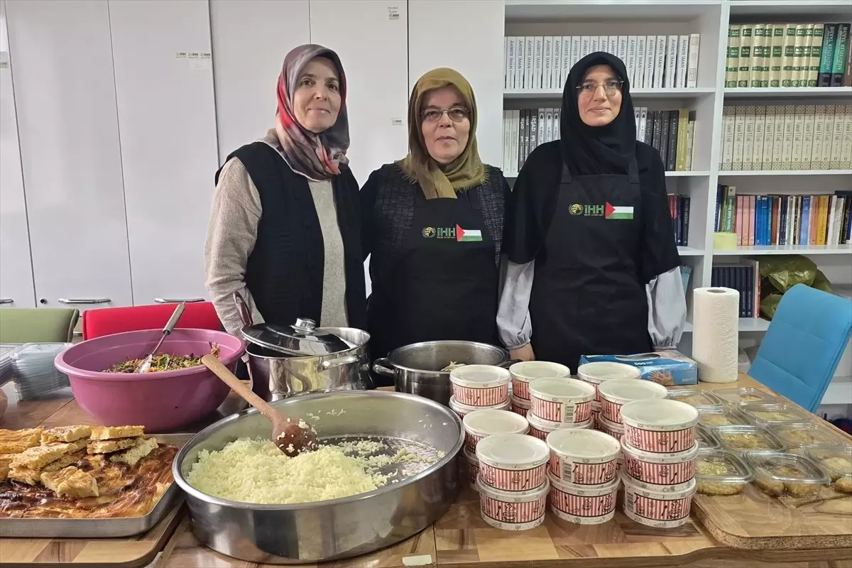 İHH Sivas Şubesince yetim ve ihtiyaç sahibi çocuklar için yemek programı düzenledi