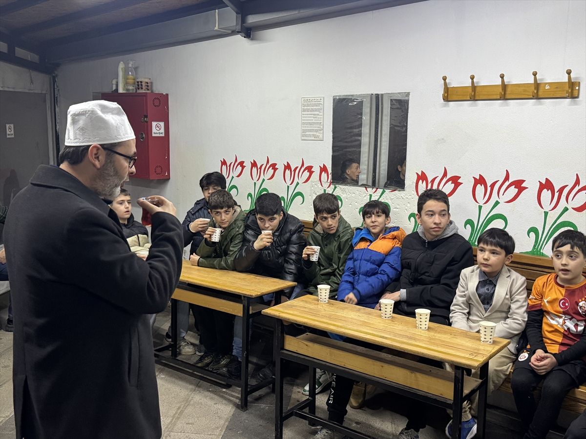 Pendik'te camide 'soba başı muhabbetleri'yle gençlere güvenli ortam sunuluyor