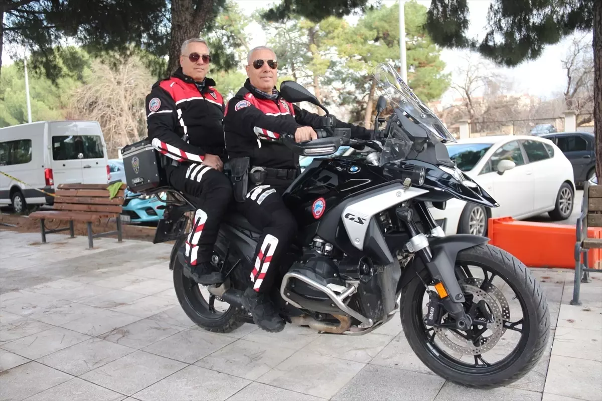 İkiz polisler birlikte başladıkları mesleklerine aynı gün veda etti