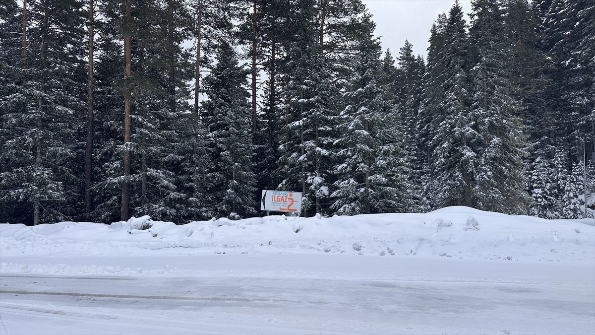 Ilgaz Dağı'nda kar yağışı ve sis etkili oluyor