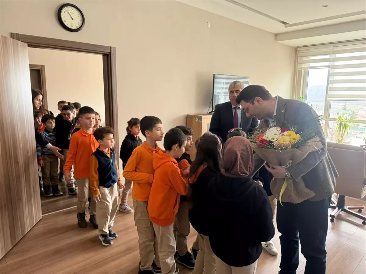 İlkokul öğrencileri Almus Kaymakamı Çömen'i ziyaret etti