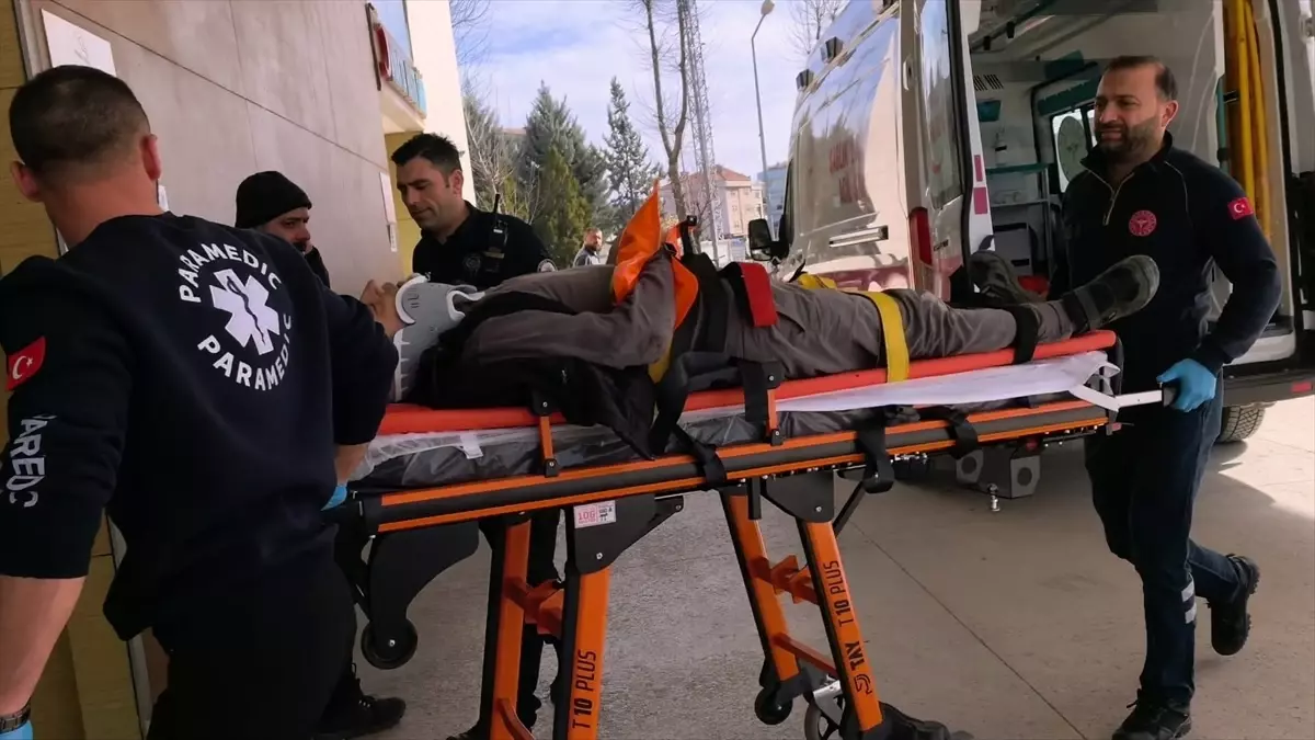 İnegöl'de ağaçtan düşen kişi yaralandı