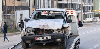 İnegöl'de park halindeki tıra çarpan otomobilin sürücüsü yaralandı