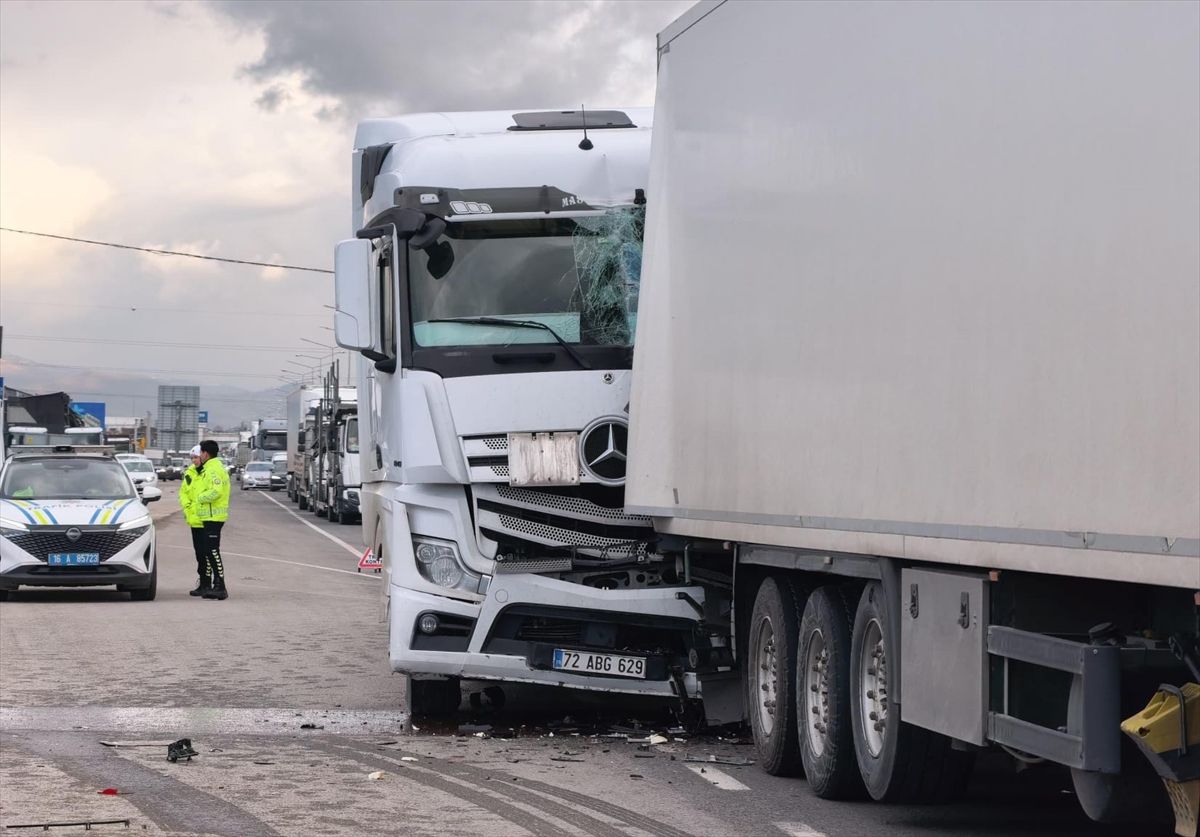 İnegöl'de tanker ile tırın çarpıştığı kazada 1 kişi yaralandı