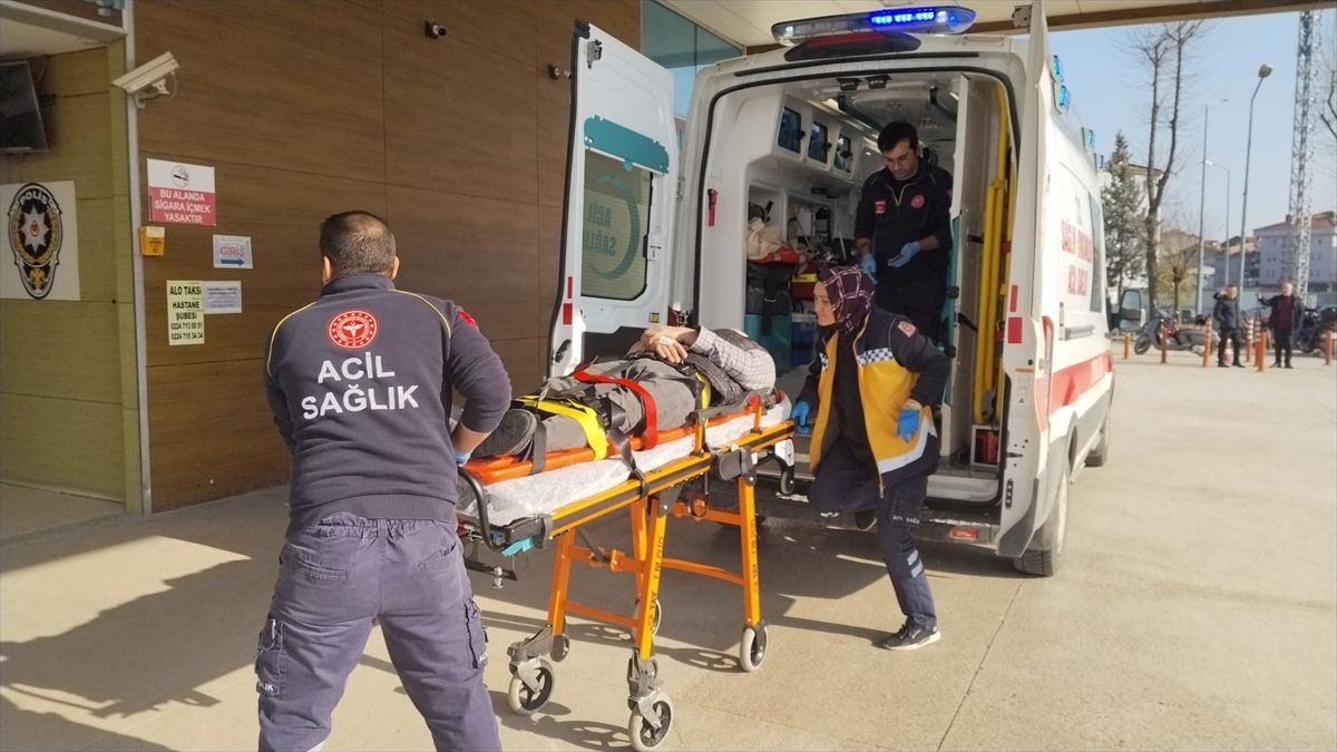 İnegöl'de ticari taksi ile çarpışan motosikletin sürücüsü yaralandı