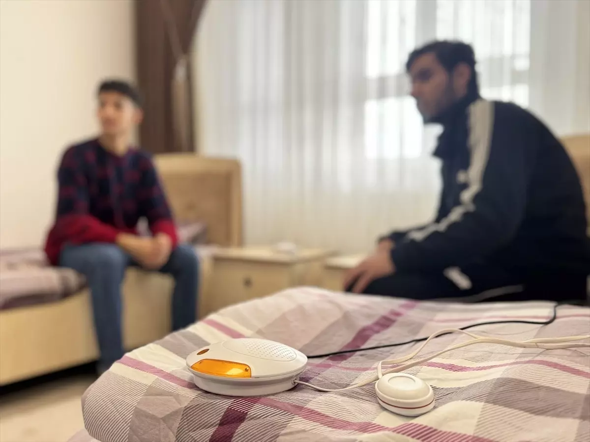 İşitme engelli öğrenciler 'Yastık Altı Acil Durum Cihazı' ile afetleri fark ediyor
