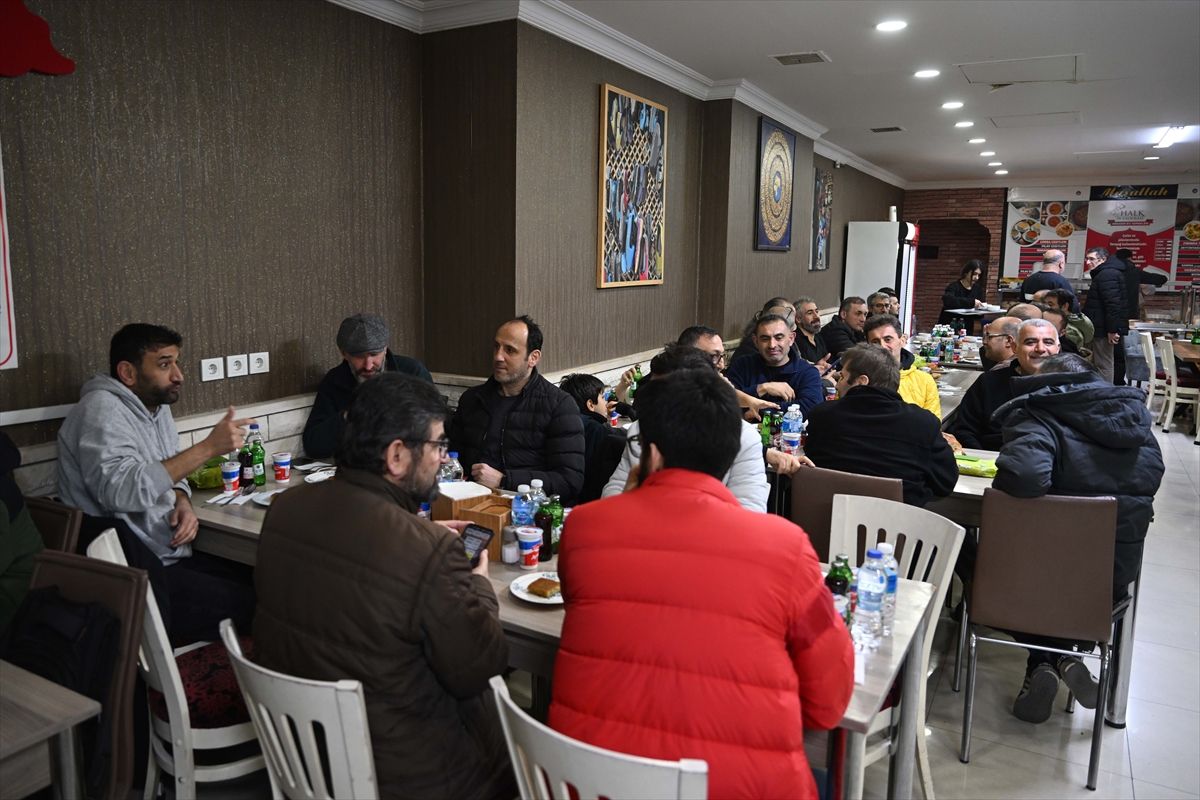 İşitme engelliler iftar programında bir araya geldi