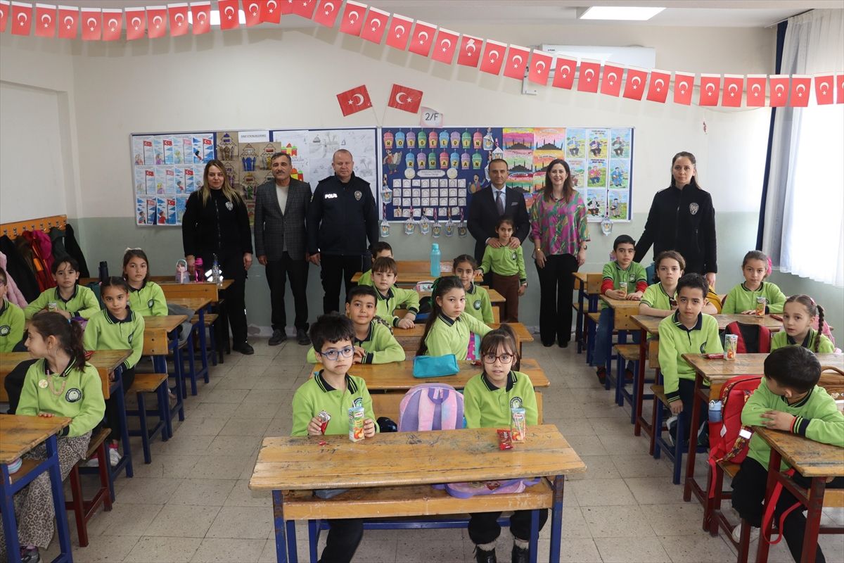 İskenderun İlçe Emniyet Müdürü Güneş kendisine mektup yazan öğrencilerle buluştu