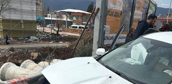 İslahiye'de tırla çarpışan otomobildeki 2 kişi yaralandı