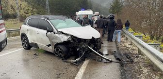 Isparta'da iki otomobilin çarpıştığı kazada 2 kişi öldü, 1 kişi yaralandı