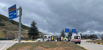Isparta'da iki otomobilin çarpıştığı kazada 4 kişi yaralandı