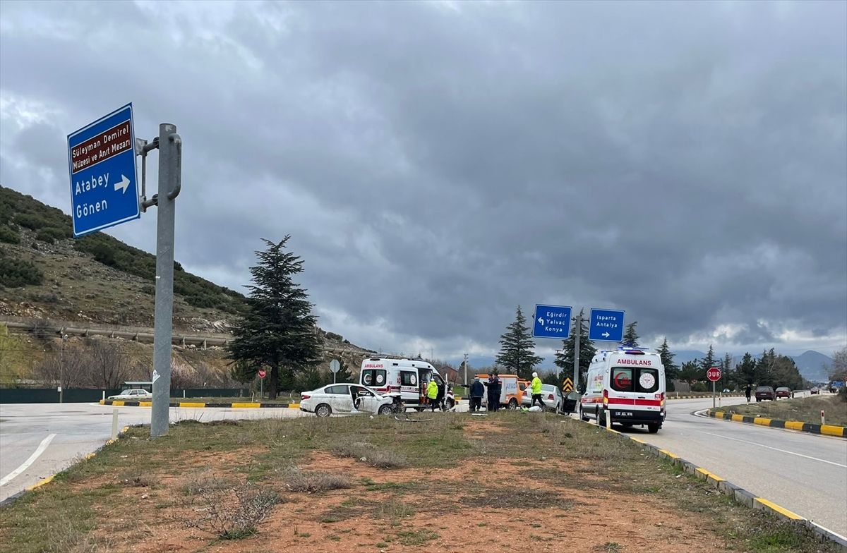 Isparta'da iki otomobilin çarpıştığı kazada 4 kişi yaralandı