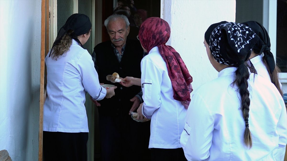 Isparta'da öğrenciler, okul mutfağında pişirdikleri çorbaları iftarda yaşlılara dağıtıyor