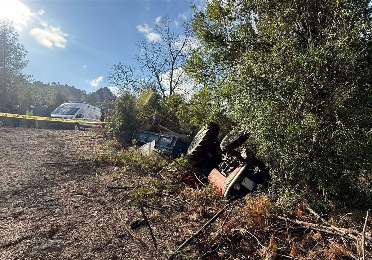 Isparta'da traktörün şarampole devrildiği kazada sürücü öldü