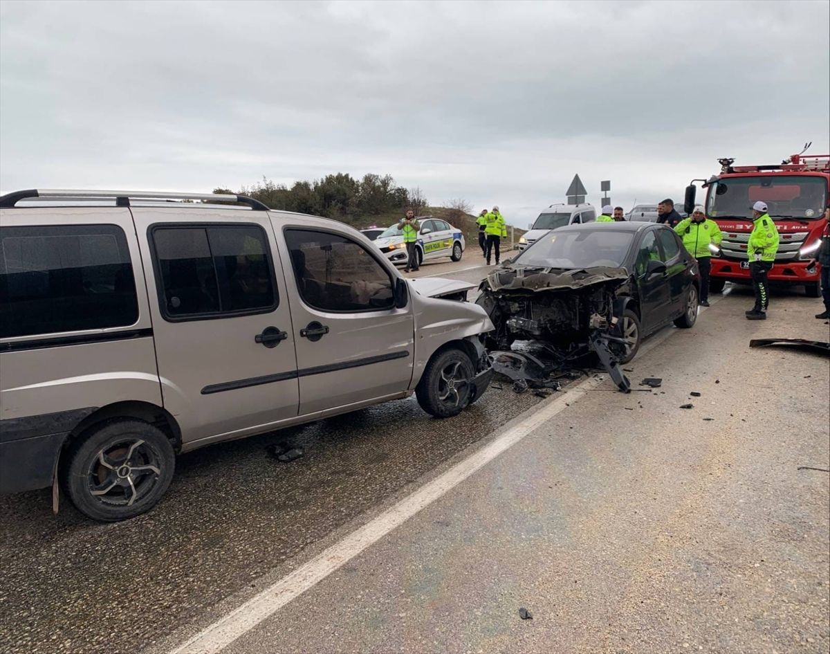 Isparta'da üç otomobilin karıştığı kazada 8 kişi yaralandı