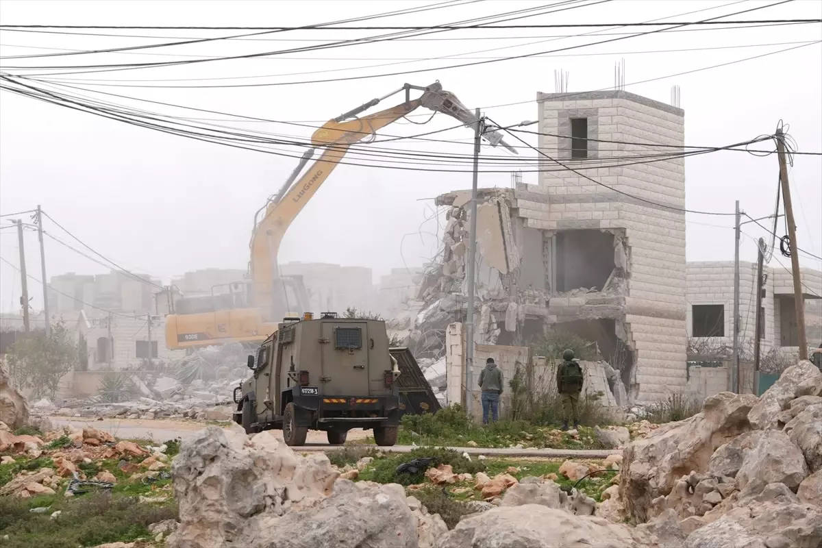 İsrail Batı Şeria'da Filistinlilere ait evleri ve tesisleri yıktı