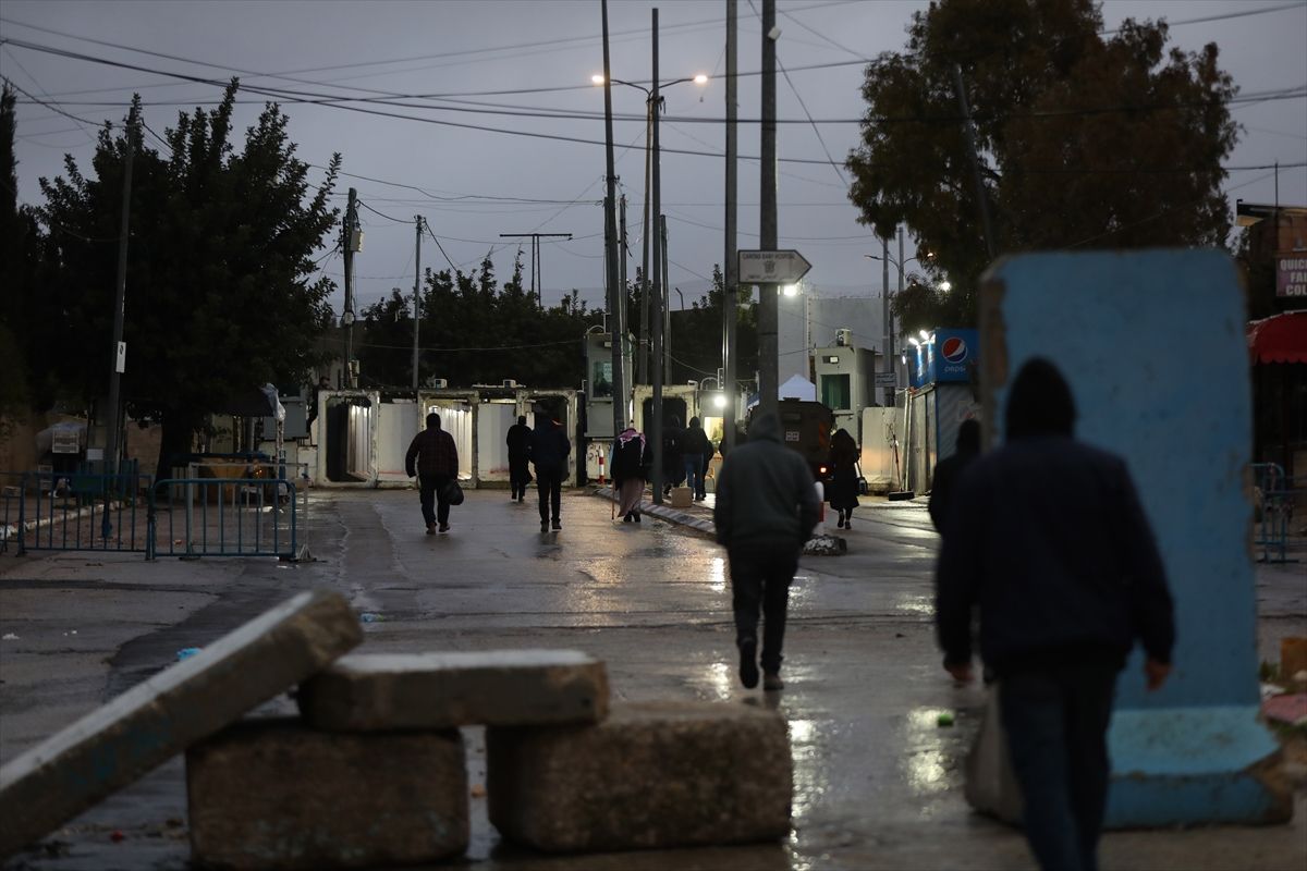 İsrail, Batı Şeria'daki Filistinlilerin cuma için Kudüs'e girişini, izinlerine rağmen engelledi