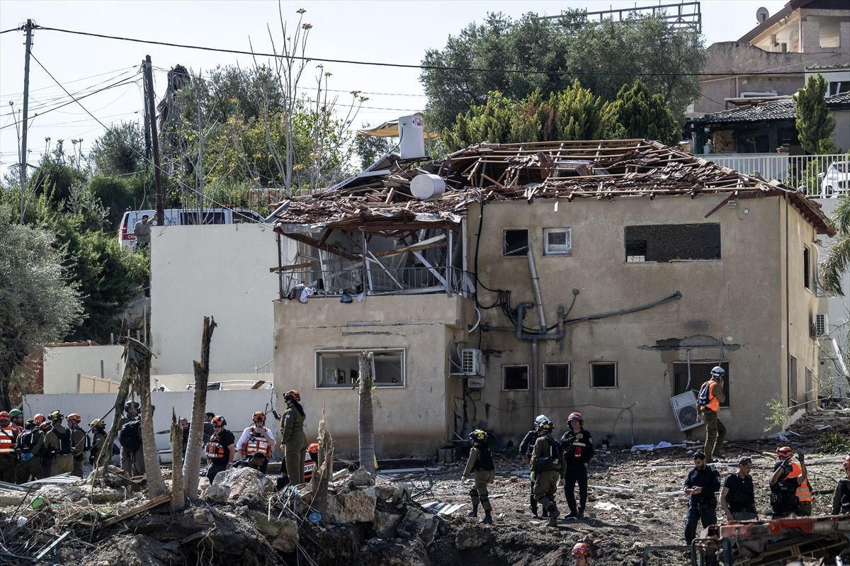 İsrail'in merkezindeki Beyt Şemeş yakınlarına isabet eden İran füzesi nedeniyle 3 kişi yaralandı