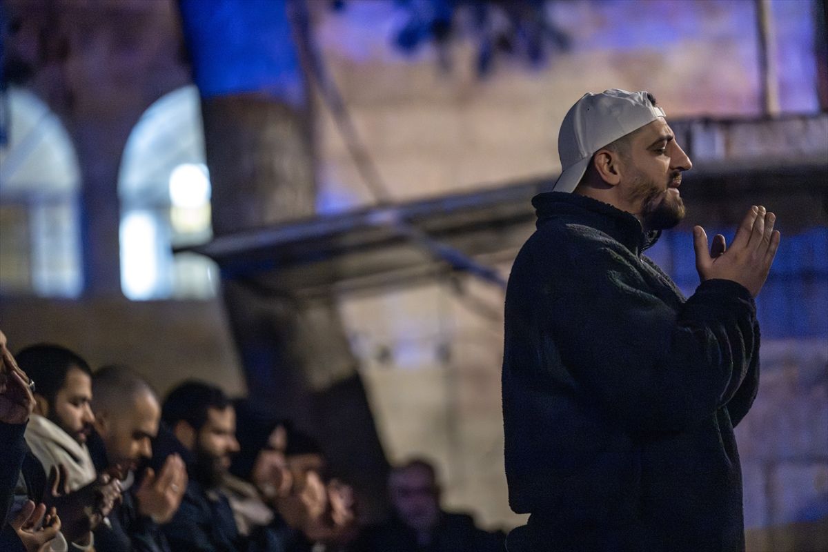 İsrail'in Mescid-i Aksa'yı kapatmasının ardından Filistinliler Harem-i Şerif yakınlarında teravih kıldı