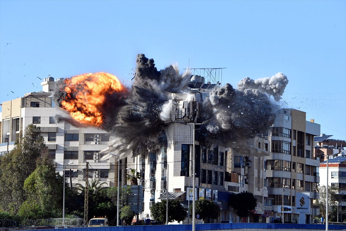 İsrail ordusu Beyrut'un güneyindeki Dahiye bölgesinde bir binayı bombaladı