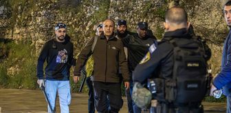 İsrail polisi, Kudüs'te Eski Şehir surları önünde teravih kılan Filistinlilere bir kez daha saldırdı