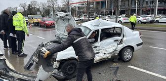 İstanbul'da 3 aracın karıştığı kazada 1'i ağır 3 kişi yaralandı