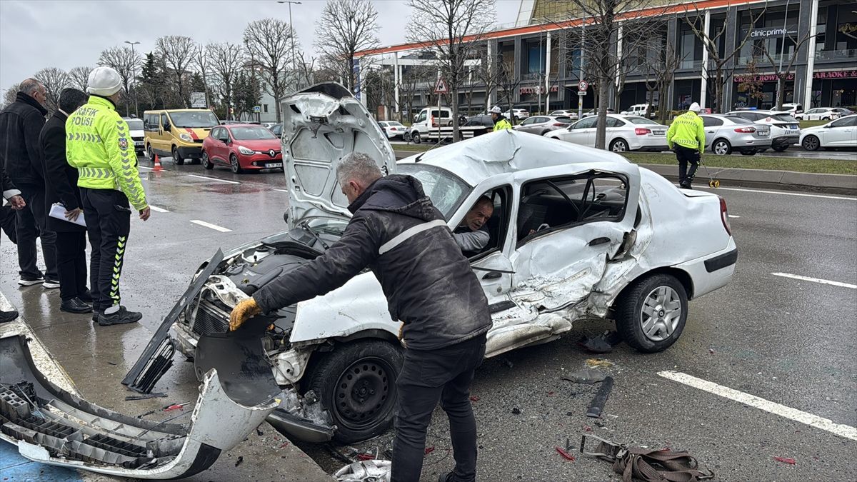 İstanbul'da 3 aracın karıştığı kazada 1'i ağır 3 kişi yaralandı