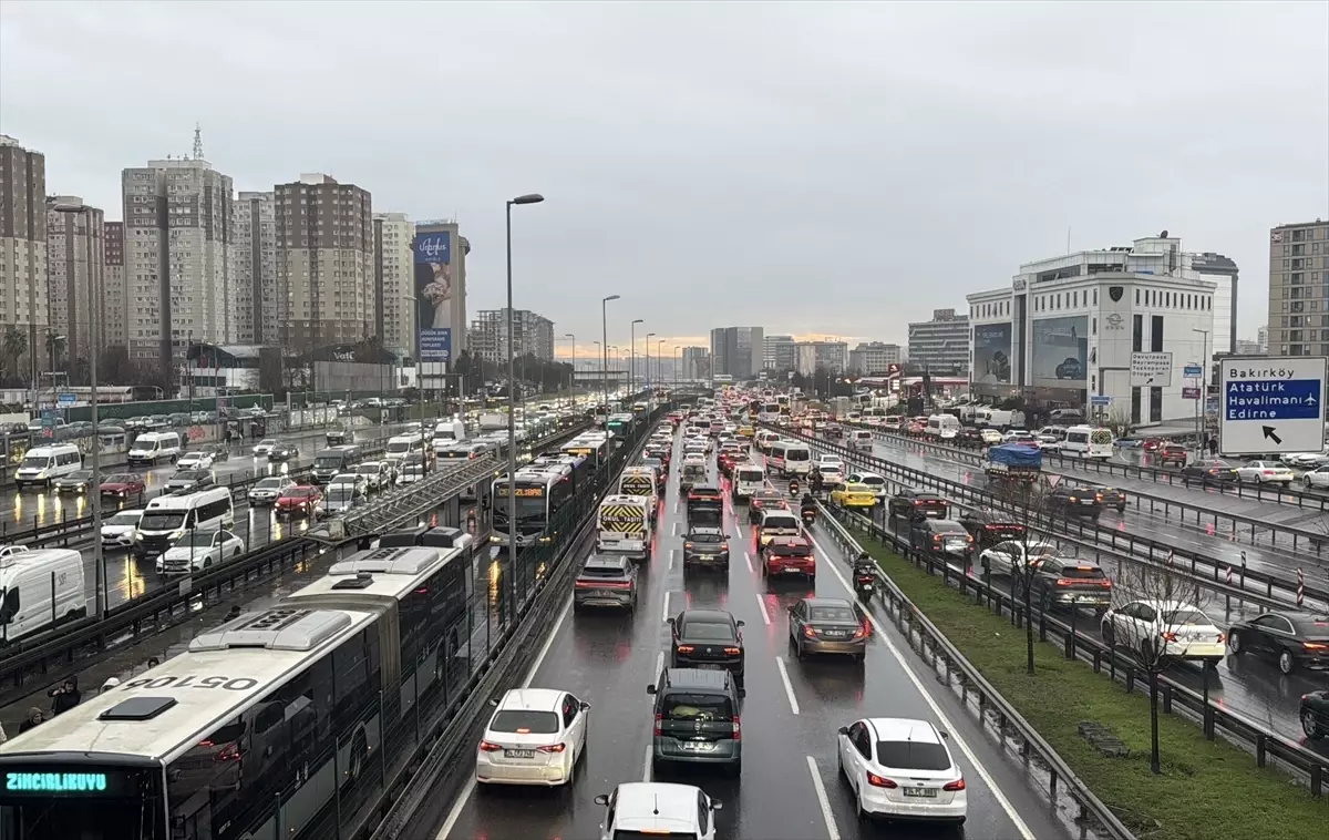 İstanbul'da akşam saatlerinde trafik yoğunluğu yüzde 90'a çıktı