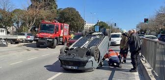 İstanbul'da bariyere çarpıp ters dönen aracın sürücüsü yaralandı