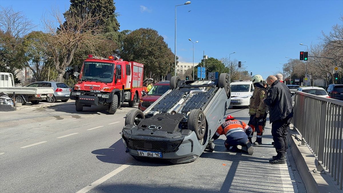 İstanbul'da bariyere çarpıp ters dönen aracın sürücüsü yaralandı