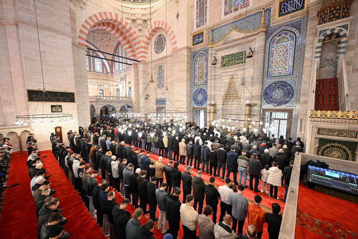 İstanbul'da bayramın ilk günü kılınan cuma namazında camiler doldu