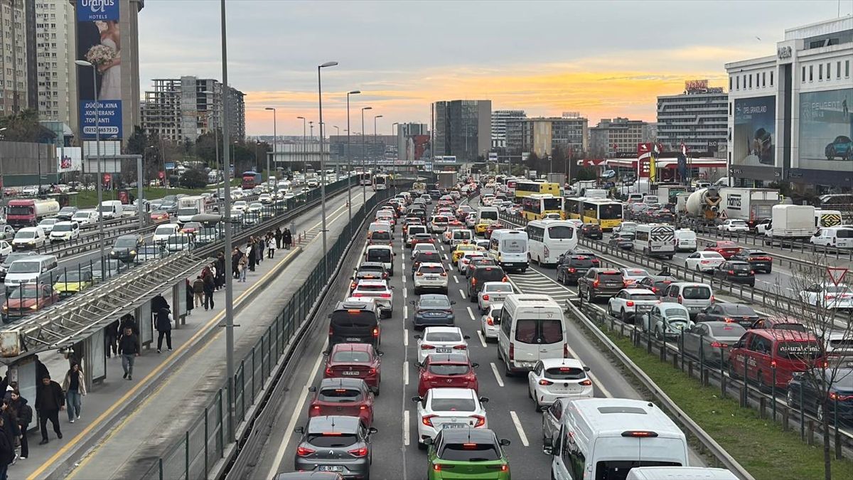 İstanbul'da iftar öncesi trafik yoğunluğu yüzde 83'e yükseldi