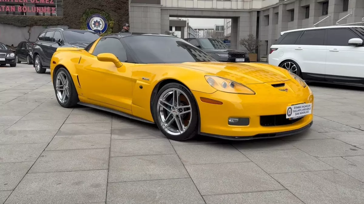 İstanbul'da kaçakçılara yönelik operasyonda 11 lüks araca el konuldu; 14 şüpheli yakalandı