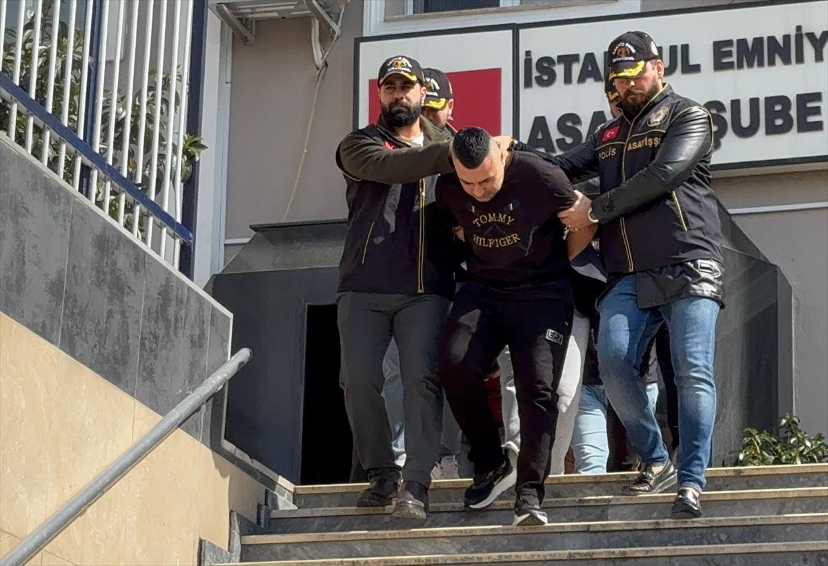 İstanbul'da Kuyumcukent'ten uzun namlulu silahlarla yapılan soyguna ilişkin yakalanan 8 şüpheli adliyede