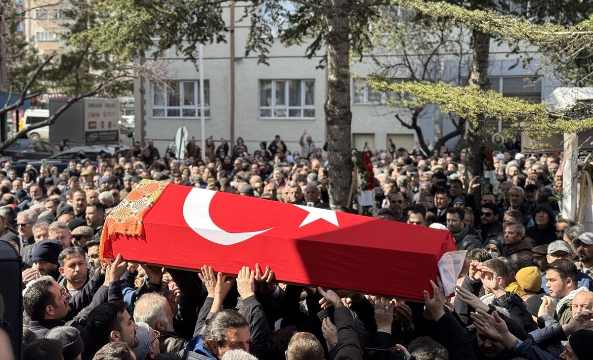 İstanbul'da öğrencinin bıçaklı saldırısında yaşamını yitiren öğretmenin cenazesi Konya'da defnedildi