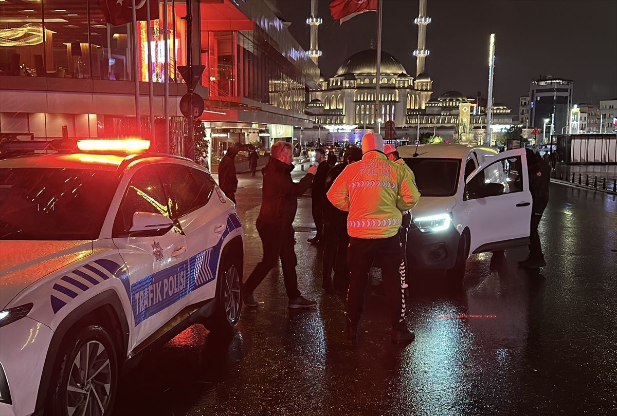 İstanbul'da polis ekipleri kent genelinde uygulama yaptı
