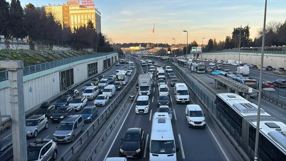 İstanbul'da ramazanın ilk iftarı öncesi trafik yoğunluğu yüzde 85'e çıktı