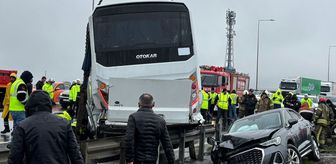 İstanbul'da servis aracının karıştığı kazaya ekipler müdahale ediyor
