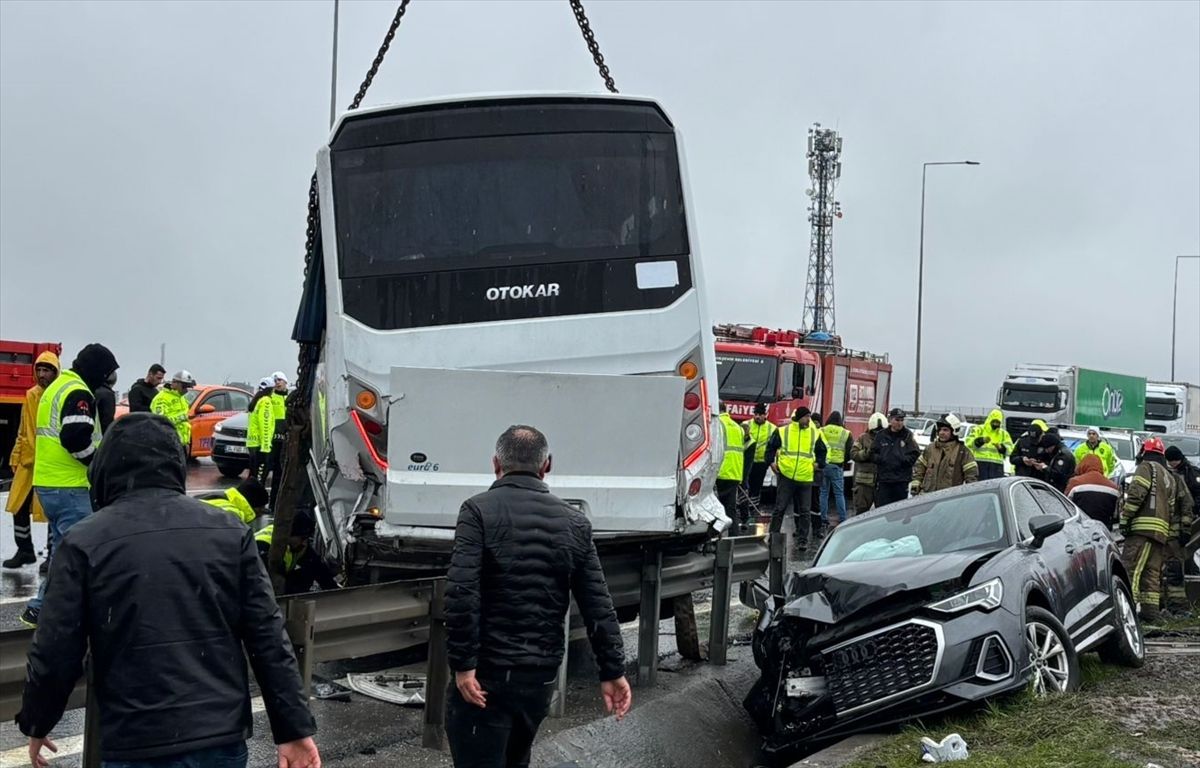 İstanbul'da servis aracının karıştığı kazaya ekipler müdahale ediyor
