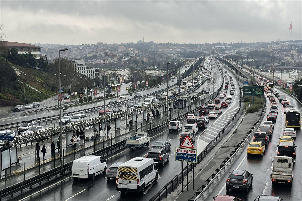 İstanbul'da trafik yoğunluğu yaşanıyor
