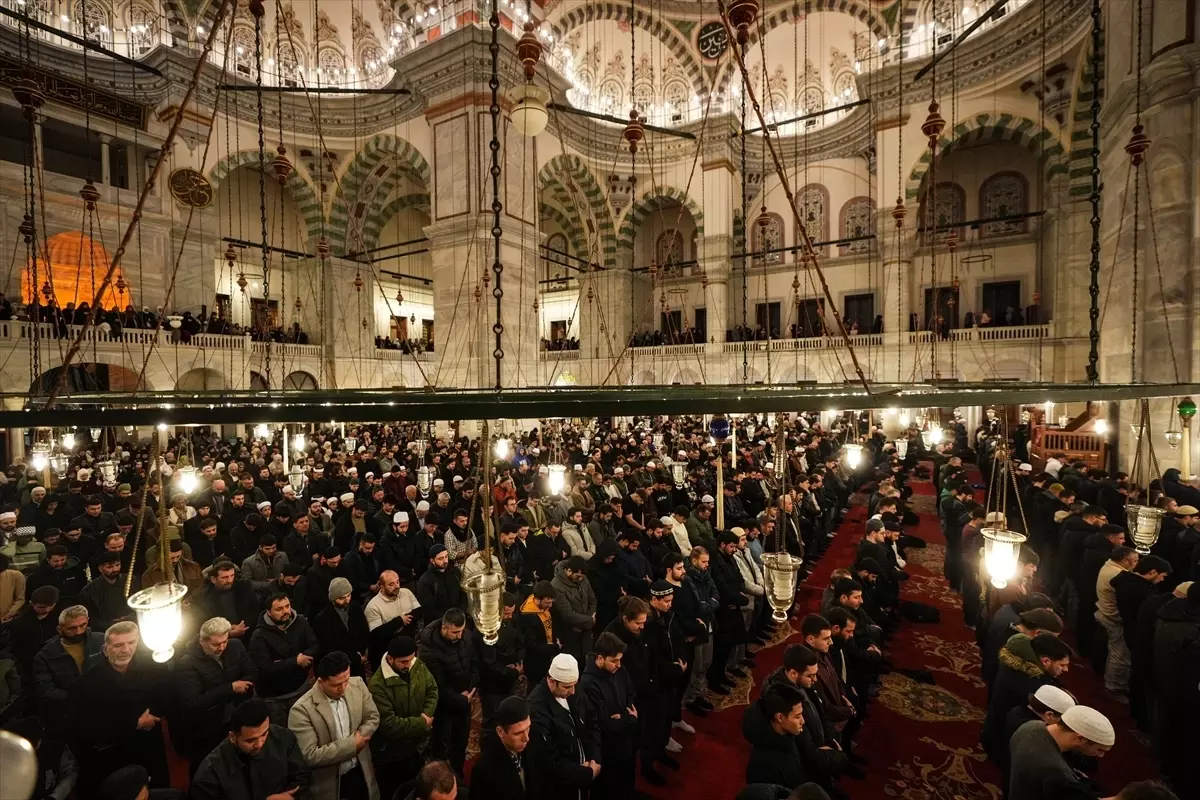 İstanbul'daki camilerde ilk teravih namazı kılındı