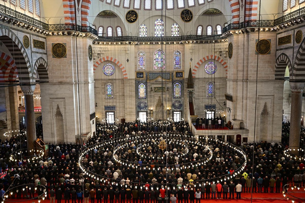 İstanbul'daki camilerde ramazanın ilk cuma namazı kılındı